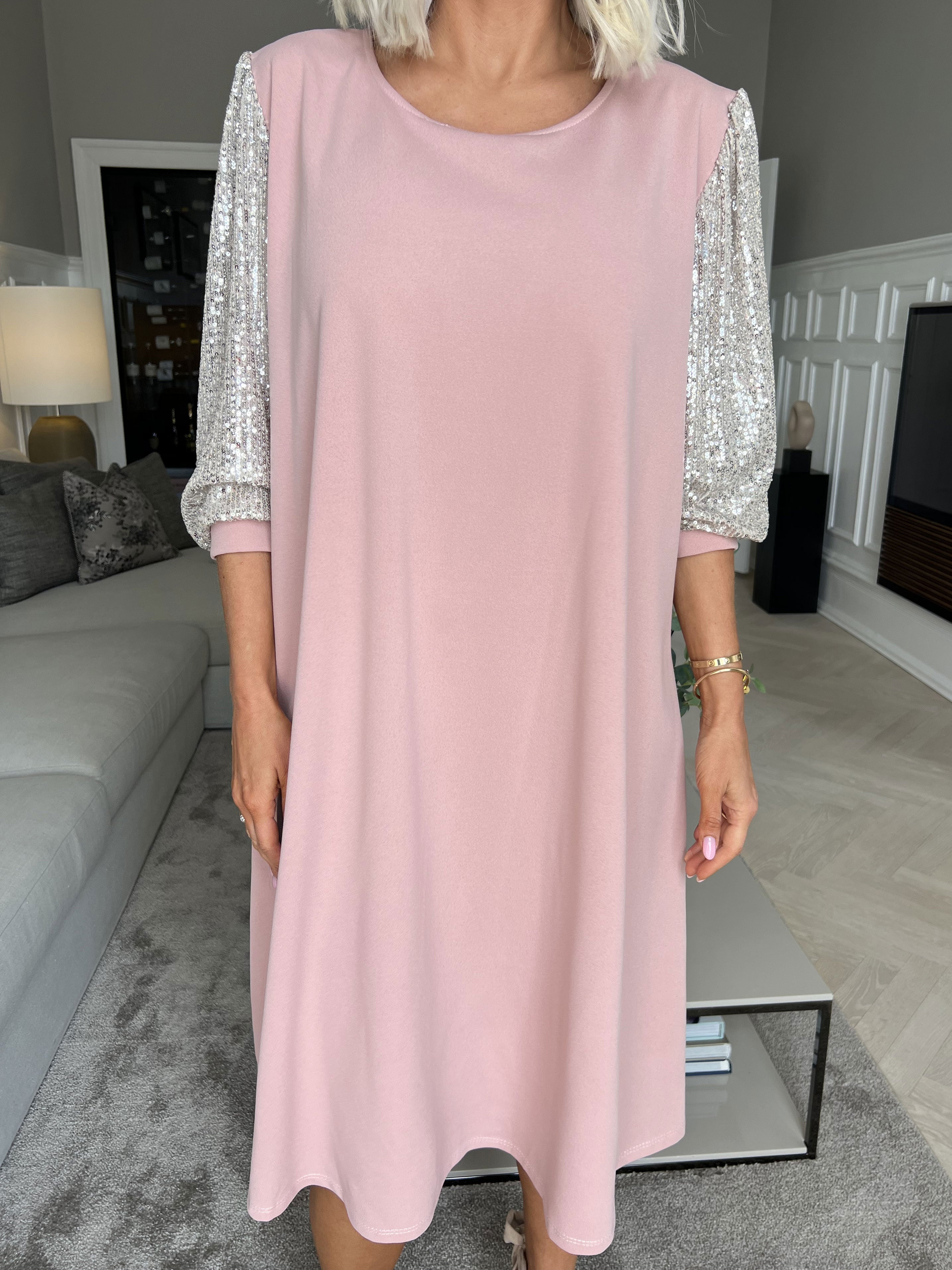 Djamila - Fin klänning med paljettärmar